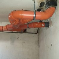 Szennyvíz ejtővezeték bekötése könyökidommal