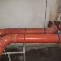 Új PVC szennyvízcső hálózat rögzítése bilincsekkel