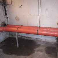 Társasházi szennyvíz alapvezeték csere pincében