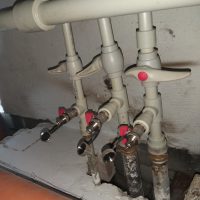 Osztó szelepek és gyűjtőcsövek szerelése gépészeti falon