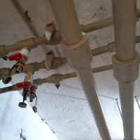 Nagyméretű függőleges csővezetékek bilincses rögzítése